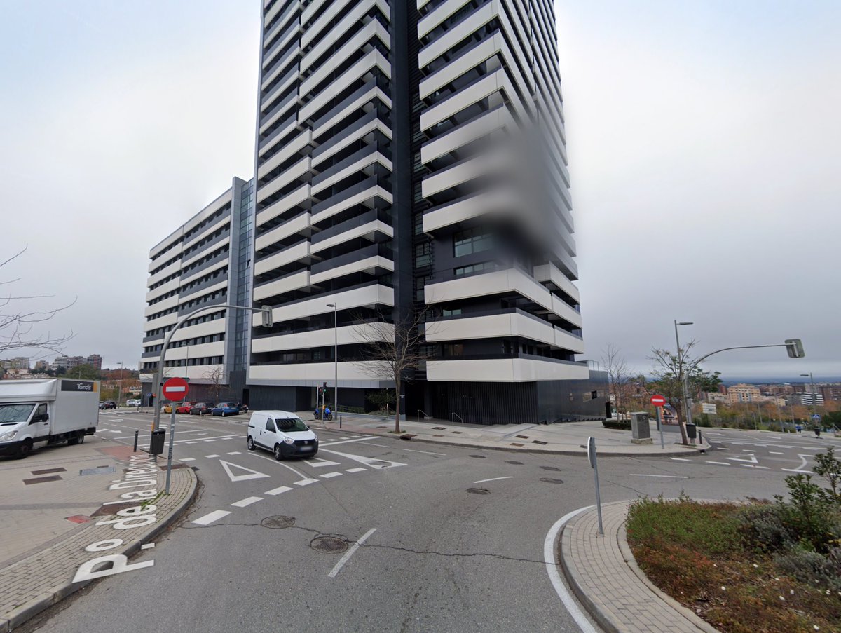 giraldeo's tweet image. Mirad estas cuatro torres recientemente construidas en diferentes lugares de Madrid. Más allá del diseño y los colores, ¿reconocéis algún patrón común que os llame la atención? 
Ojo, ninguna está en las afueras, todas están dentro del núcleo urbano. 

Fijaos en cómo interaccionan…