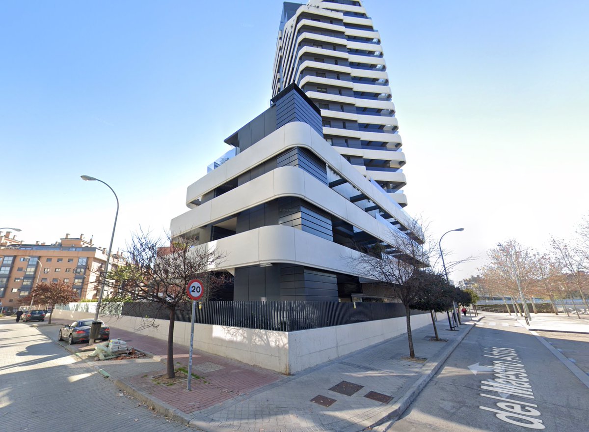 giraldeo's tweet image. Mirad estas cuatro torres recientemente construidas en diferentes lugares de Madrid. Más allá del diseño y los colores, ¿reconocéis algún patrón común que os llame la atención? 
Ojo, ninguna está en las afueras, todas están dentro del núcleo urbano. 

Fijaos en cómo interaccionan…