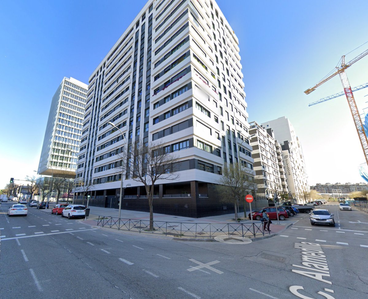 giraldeo's tweet image. Mirad estas cuatro torres recientemente construidas en diferentes lugares de Madrid. Más allá del diseño y los colores, ¿reconocéis algún patrón común que os llame la atención? 
Ojo, ninguna está en las afueras, todas están dentro del núcleo urbano. 

Fijaos en cómo interaccionan…