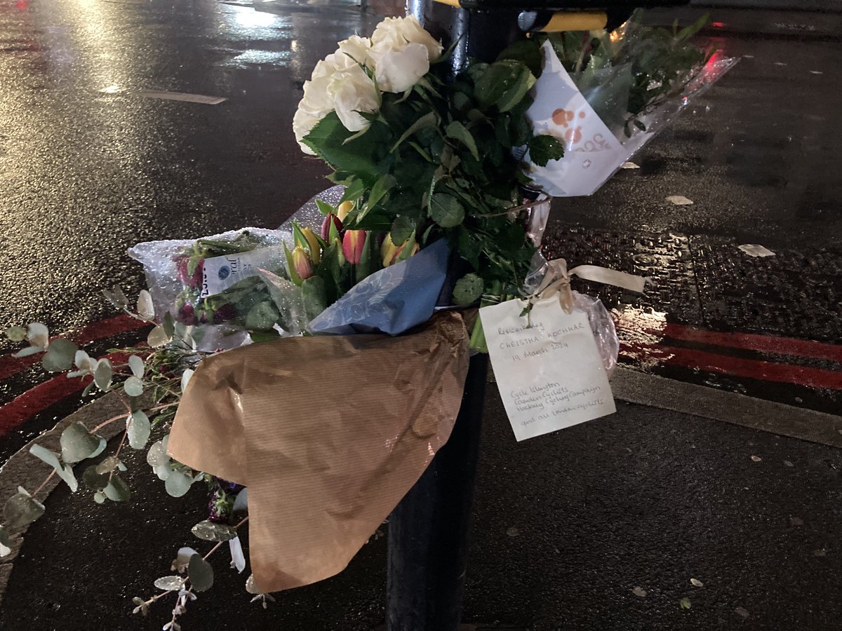 Tonight we held 1 minutes silence for Cheistha Kochha, tragically killed, one week ago, at the junction of Clerkenwell and Farringdon roads. RIP Our thoughts are with her family. @cycleislington @camdencyclists @hackney_cycling @London_Cycling x.com/London_Cycling…