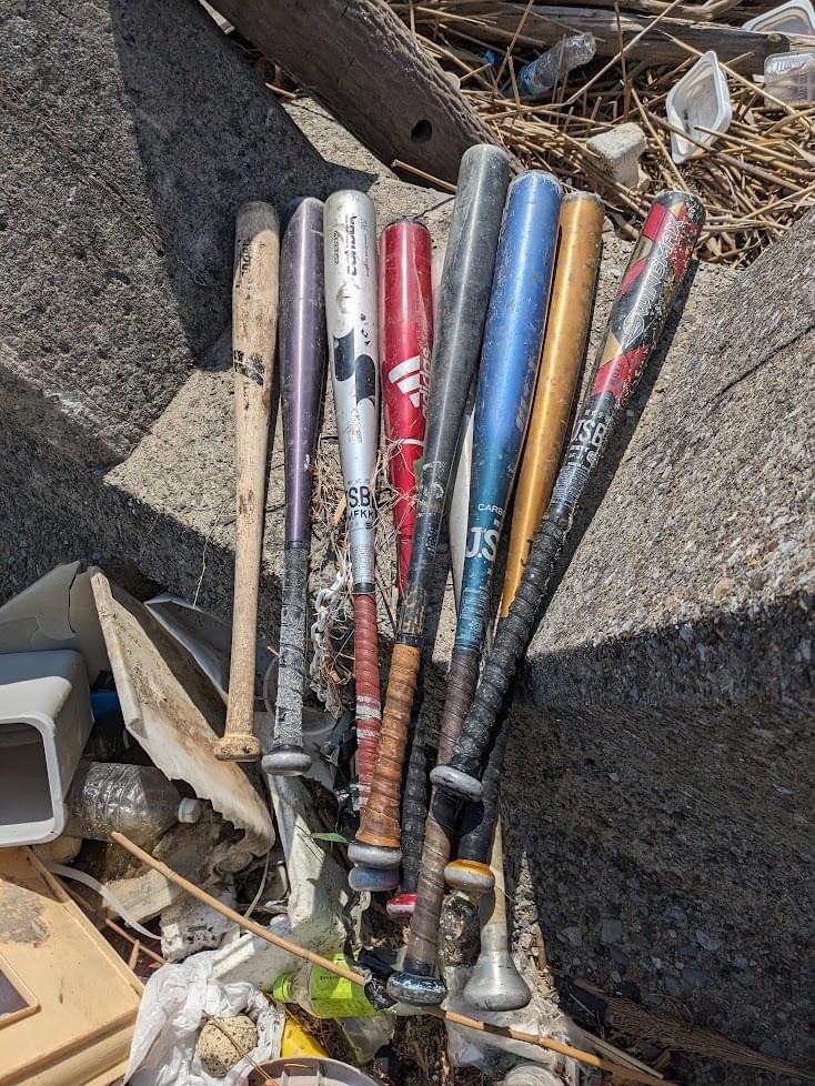 We found a lot of baseball bats!

#plasticfree 

#tokyoriverfriends
#litterpick 
#cleanup 
#ゴミ拾い 
#sdgs 
#volunteer 
#ボランティア 
#サステナブル 
#beachcleanup 
#rivercleanup 
#ビーチクリーン 
#sustainable