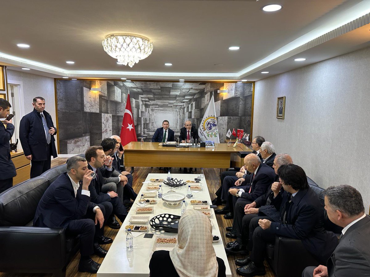 Yönetim Kurulu Başkanımız Sn. <a href="/guvenkuzu56/">Güven Kuzu</a> ve Meclis Başkanımız Sn. Nihat Özdemir; Hazine ve Maliye Bakanımız Sn. <a href="/memetsimsek/">Mehmet Simsek</a>, Valimiz <a href="/Dr_KemalKzlkaya/">Dr. Kemal KIZILKAYA</a> ve ile birlikte Odamız Konferans Salonu’nda düzenlenen "Ekonomi Buluşması”nda bir araya geldi.
<a href="/TOBBiletisim/">TOBB</a>
<a href="/RHisarciklioglu/">Rifat Hisarcıklıoğlu</a>