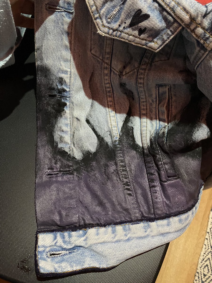 EmilianaPinna's tweet photo. Just finished this personal project! 
Love to make things that I can actually wear!

#paramore #riot #riotgrrrl #fabricpainting 
@LEVIS https://t.co/L3e3MLZdAg