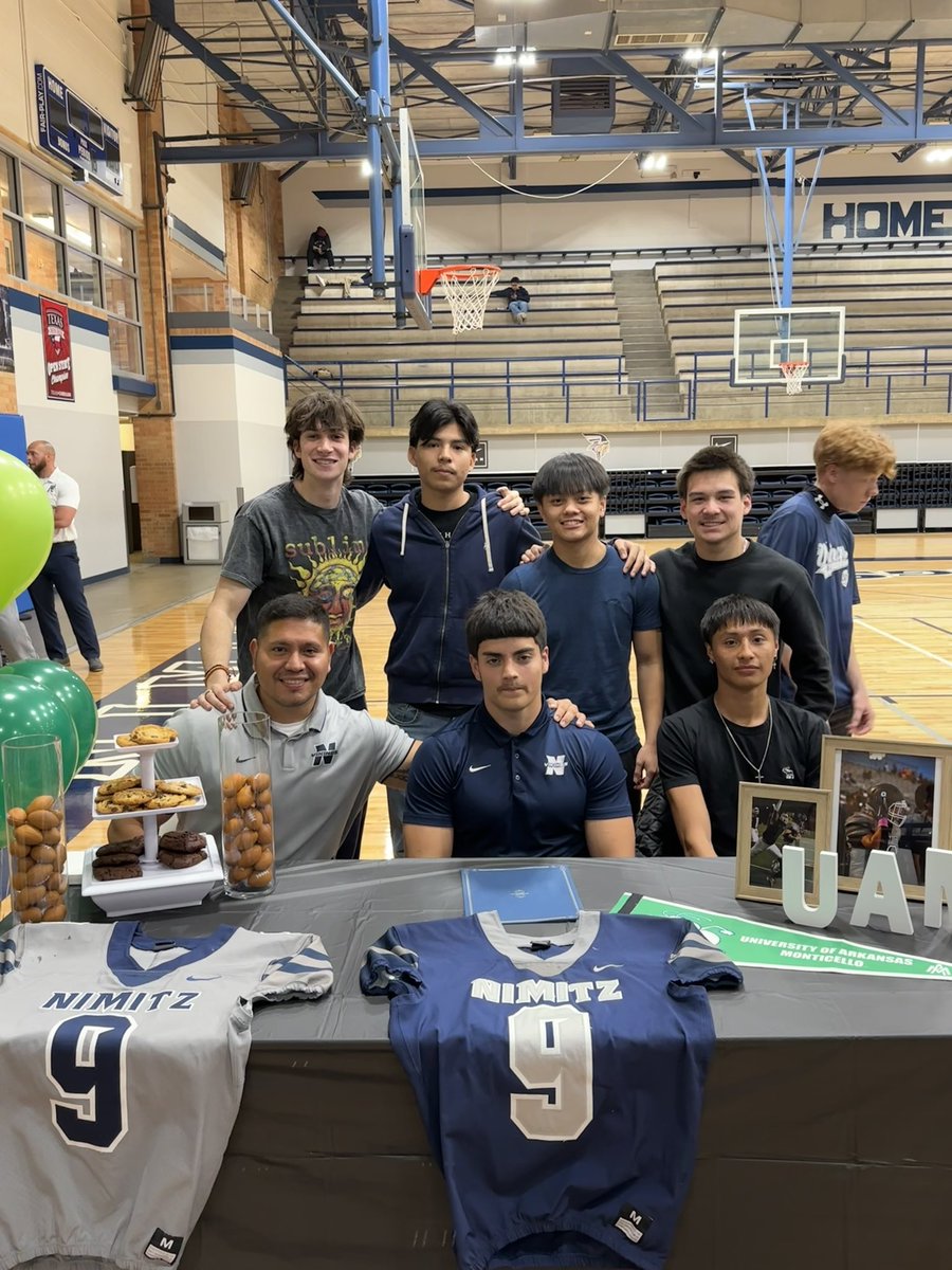 TheCoachPerez1's tweet photo. Super proud of these guys, they put in that work for 4 years here at Nimitz and are ready to play at the next level! Wish them all the success in their future! GATA!!💯
@VikingDirector 
@NimitzFootball1 
@Coach_M_A_Small 
@IISDAthletics 
@IISDMagdaHdz https://t.co/q2R5FrGziW