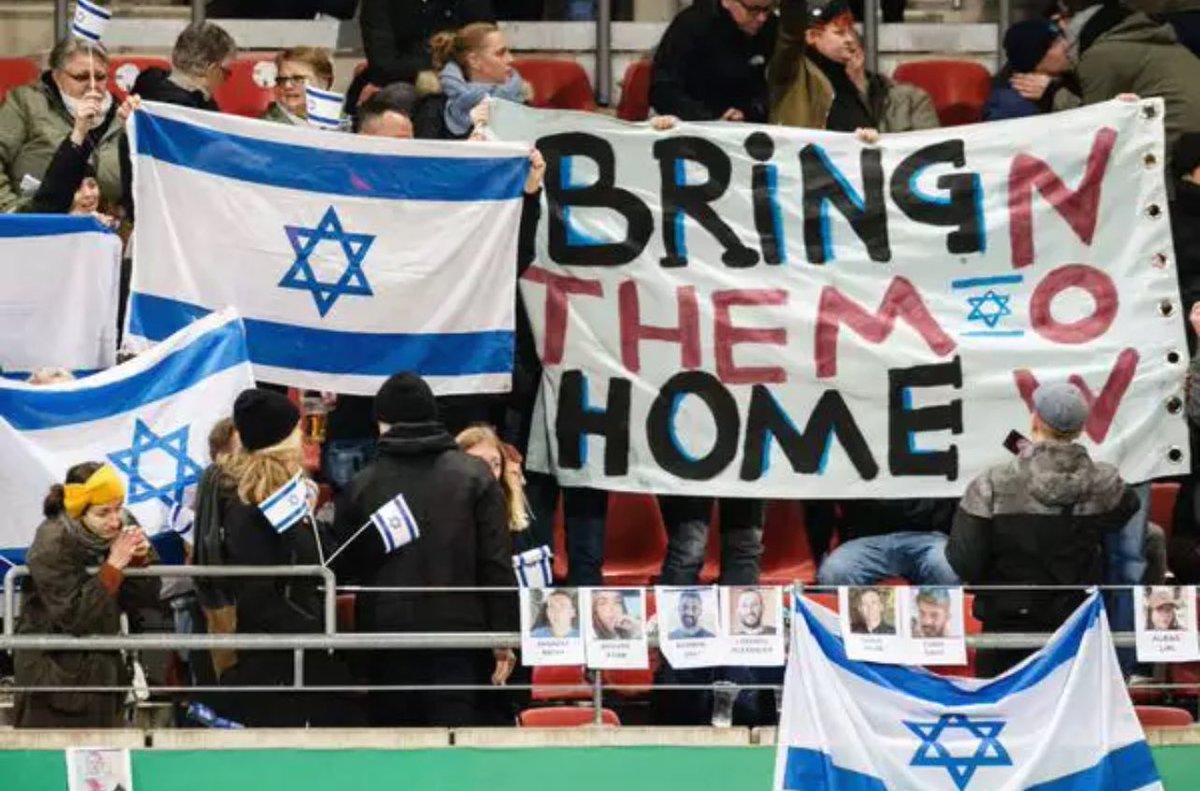 Im U21-Fußballspiel zwischen Deutschland und Israel heute Abend in Halle kamen israelische Fans mit einem Banner zum Spiel, das die Rückkehr der Entführten forderte. Die Sicherheitskräfte verlangten, das Banner nicht zu zeigen, und entzogen es dem israelischen Publikum. So viel…