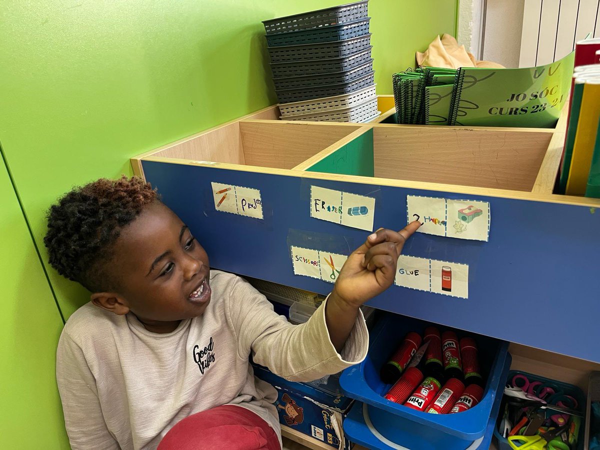 📚🎒🖍️ Reforcem el vocabulari en anglès amb els nens i nenes d’I5 Etiquetant el nostre material escolar, no només aprenem, sinó que fem de l’anglès una part essencial del nostre dia a dia! 🌟💼 #llengüesvives #multilingüe @escolesfedac