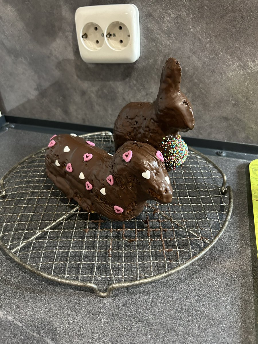 FrauQuagner's tweet photo. Osterbacken für heute beendet. Morgen geht’s weiter 🐰🐑
#Ostern #Osterhase #Osterlamm #backen #selbstgebacken https://t.co/O5ZCs10vPr