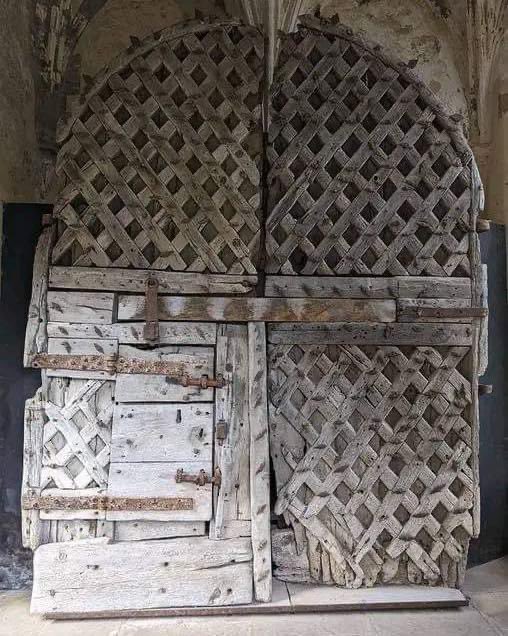 Esta é uma das portas de castelo mais antiga da Europa. Pode ser vista no Castelo de Chepstow - o primeiro castelo construído em pedra da Grã-Bretanha, a porta foi construída por volta de 1190 d.C.