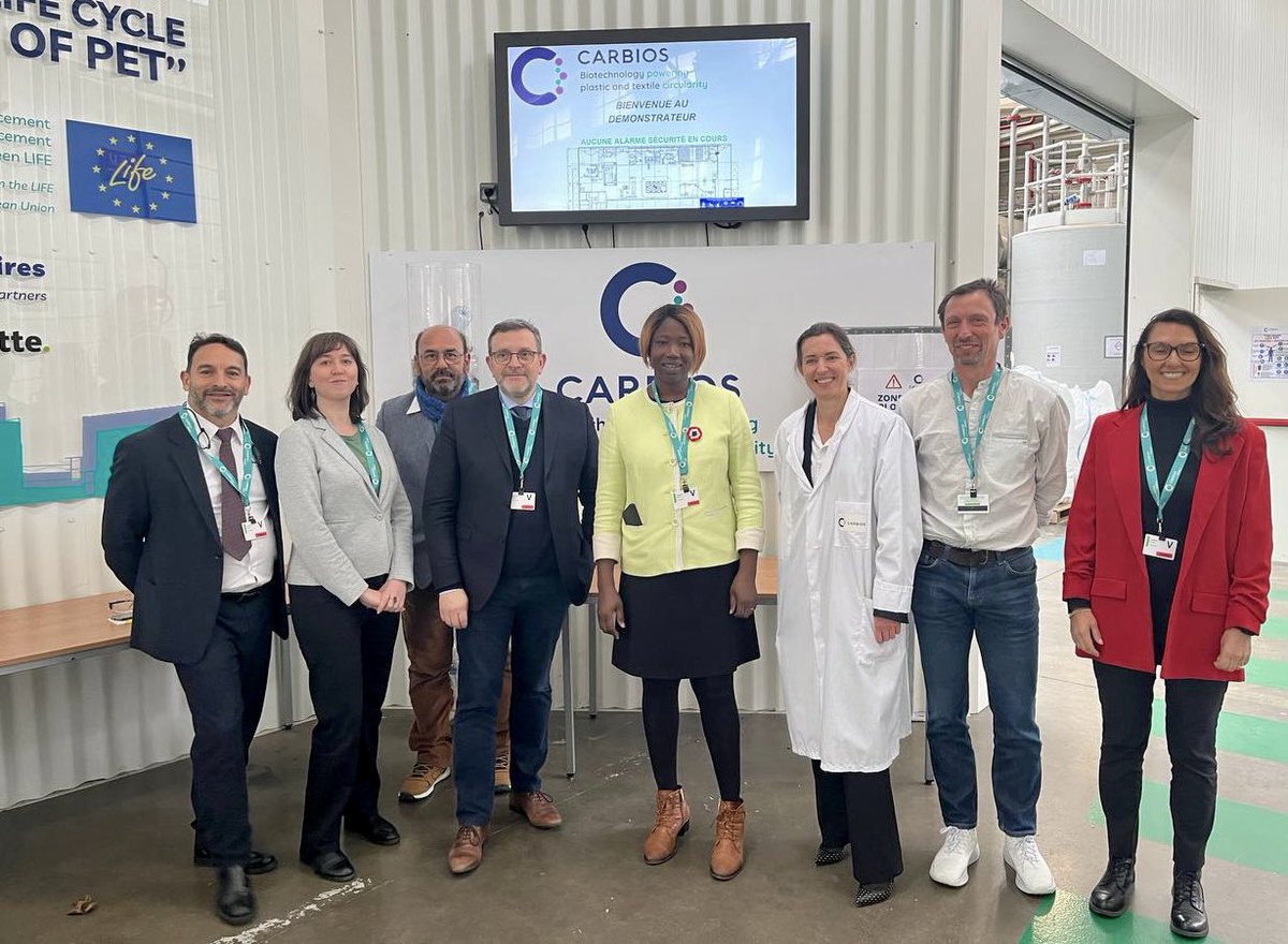 Huguette_Tiegna's tweet photo. ♻️ Groupe d’études « gestion des déchets, économie circulaire et économie verte » : déplacement avec mon collègue @phbolo à Clermont-Ferrand, chez @Carbios, PME 🇫🇷 de #biotechnologie qui innove dans l’économie circulaire.

➡️ Après @RolandLescure et  @BrunoLeMaire, nous avons visité le site industriel de Cataroux (laboratoire, pilote, démonstrateur), avant d’échanger avec des acteurs de la filière textile : Fédération de la Mode Circulaire avec @hat1964, une représentant du @GroupeLaPoste, tri et préparation des vêtements, filière vêtements professionnels, marques comme #Salomon #Patagonia #Puma.

✅ Carbios a développé, à l’échelle d’un démonstrateur, une technologie de recyclage par voie enzymatique du PET (2ème plastique le plus produit au monde, utilisé pour l’emballage et aussi le textile).

✅ Avec un soutien de plus de 42 millions d’euros de l’État et de la région Grand Est, Carbios va ouvrir une unité de recyclage de PET, une première à l’échelle mondiale.

✅ Carbios est également pionnier dans le recyclage biologique du polyester. L’entreprise s’est dotée de la première ligne automatisée de pré-traitement de déchets textiles, ce qui lui confère une expertise auprès des acteurs de la collecte et du tri.

Merci aux dirigeants de Carbios, Emmanuel Ladent, Alain Marty et Bénédicte Garbil, ainsi qu’a tous les salariés de l’entreprise pour leur accueil chaleureux !

#Recyclage #Textile #ÉconomieCirculaire