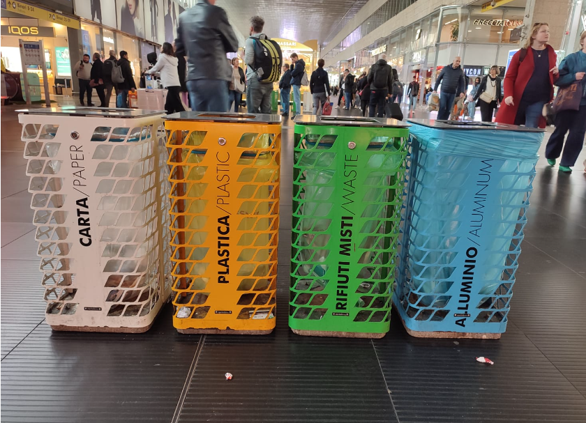 RambaAmbiental's tweet photo. Esta segregación de colores nos parece de las peores que hemos visto.
Colocar verde a los orgánicos???🤔
Necesitamos urgente una unificación de los colores a nivel mundial que se respete.
Estación de tren en #Roma 🇮🇹 https://t.co/E7raOZohUX