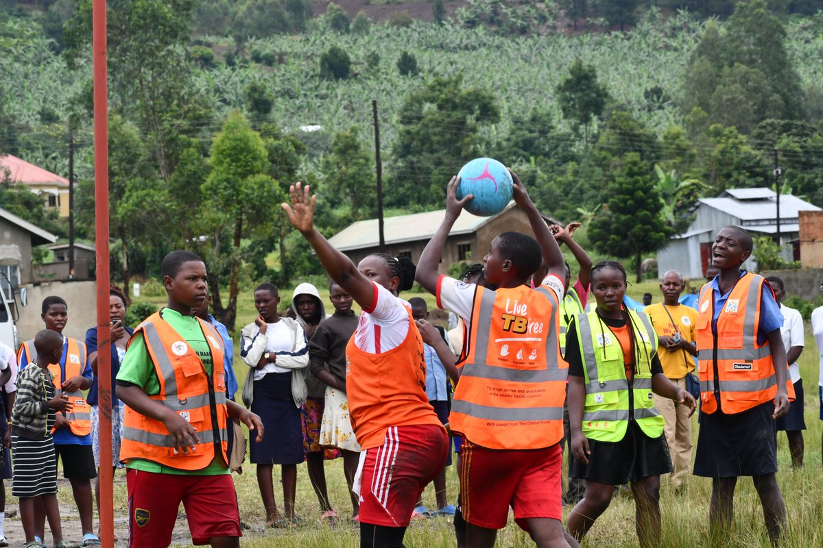 #EngagingCommunities The Pre #WorldTBDay2024 Sports Gala held in @IsingiroDLG 🇺🇬 where several teams played football & netball. Present was a Mobile TB clinic manned by @MinofHealthUG , TB screening by Kikagati HCIII & #HIVSelfTesting by @aidscommission. #YesWeCanEndTB