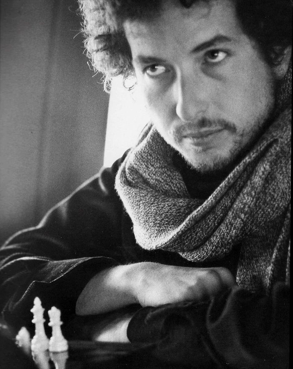 Bob Dylan plays chess on board the private plane “Starship” during his 1974 tour with The Band. 📸: Barry Feinstein. #BobDylan #Dylan