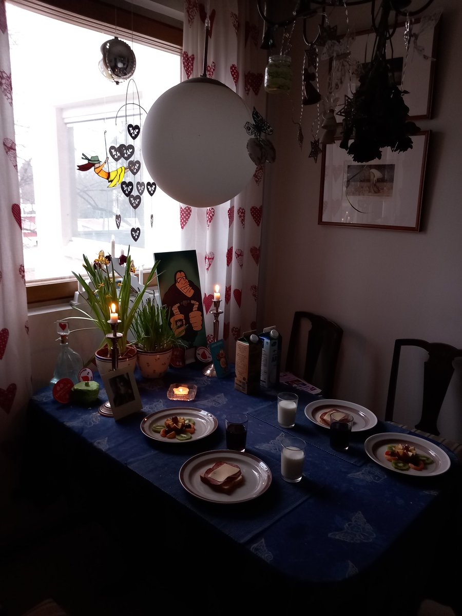 JuhaTenhonen's tweet photo. #äijäaamianen #toffolandia'n tuomisii #pirkka #pippurimetvursti #gouda #linkosuo #juustopaahto #punalappusii #hetelmii #suomalainen omena https://t.co/nSBgzIJRyH