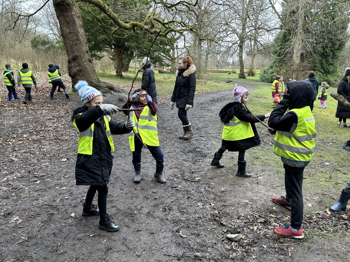 MissHood_FC's tweet image. Primary 3 re-enacted the Battle of Largs today at Callendar Park 🌳 We took turns being the Vikings and Scots🛡️ #rightsrespectingschool #uncrcarticle29 #uncrcarticle31