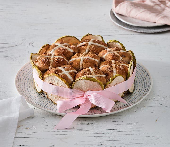 barriecobs's tweet photo. Ned an Easter get-together dessert that looks great, tastes even better, and doesn’t require baking? Our Apple &amp; Cinnamon Hot Cross Bun No Bake Cheesecake ticks all the boxes!
#cheesecake #apple #cinnamon #easter #dessert #hotcrossbun #bakery #celebratefresh @cobsbread https://t.co/BiPAGJQhzp