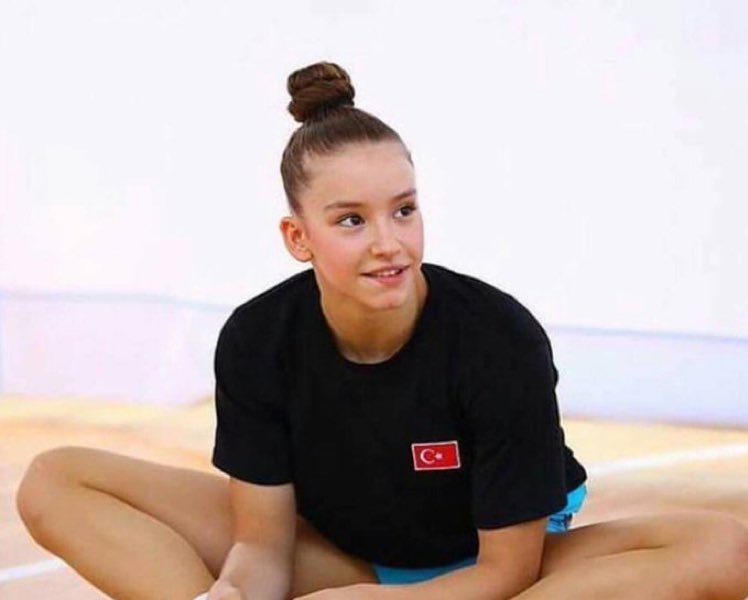Bu güzel kız, Ayşe Begüm Onbaşı. 15 yaşında. Jimnastikte dünya şampiyonu oldu. Futbolcu olmadığı için duymadınız.