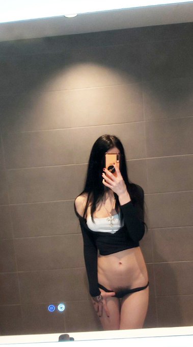 Mira que tengo por aqu&iacute; abajo 😳 https://t.co/kQmQYcqECA