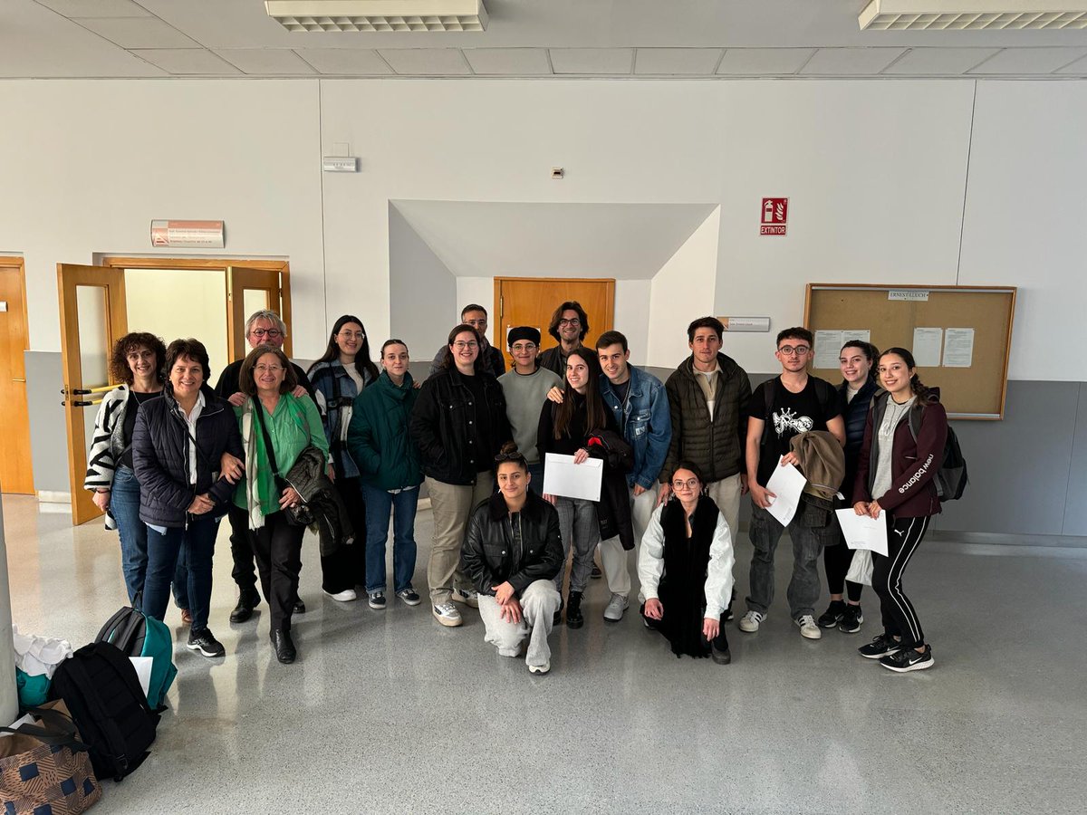 sociologia2ua's tweet photo. Hoy hemos celebrado la entrega de premios del V Concurso de Fotografía Sociológica. Ha sido un acto entrañable y nos ha gustado mucho departir con las premiadas y finalistas. Abrimos pequeño hilo https://t.co/5EpspJFeSj