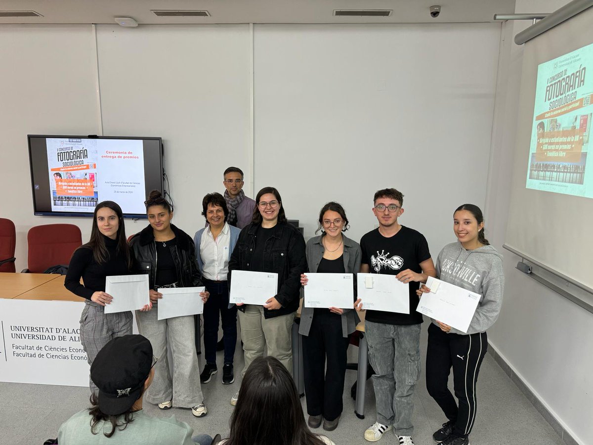 sociologia2ua's tweet photo. Hoy hemos celebrado la entrega de premios del V Concurso de Fotografía Sociológica. Ha sido un acto entrañable y nos ha gustado mucho departir con las premiadas y finalistas. Abrimos pequeño hilo https://t.co/5EpspJFeSj