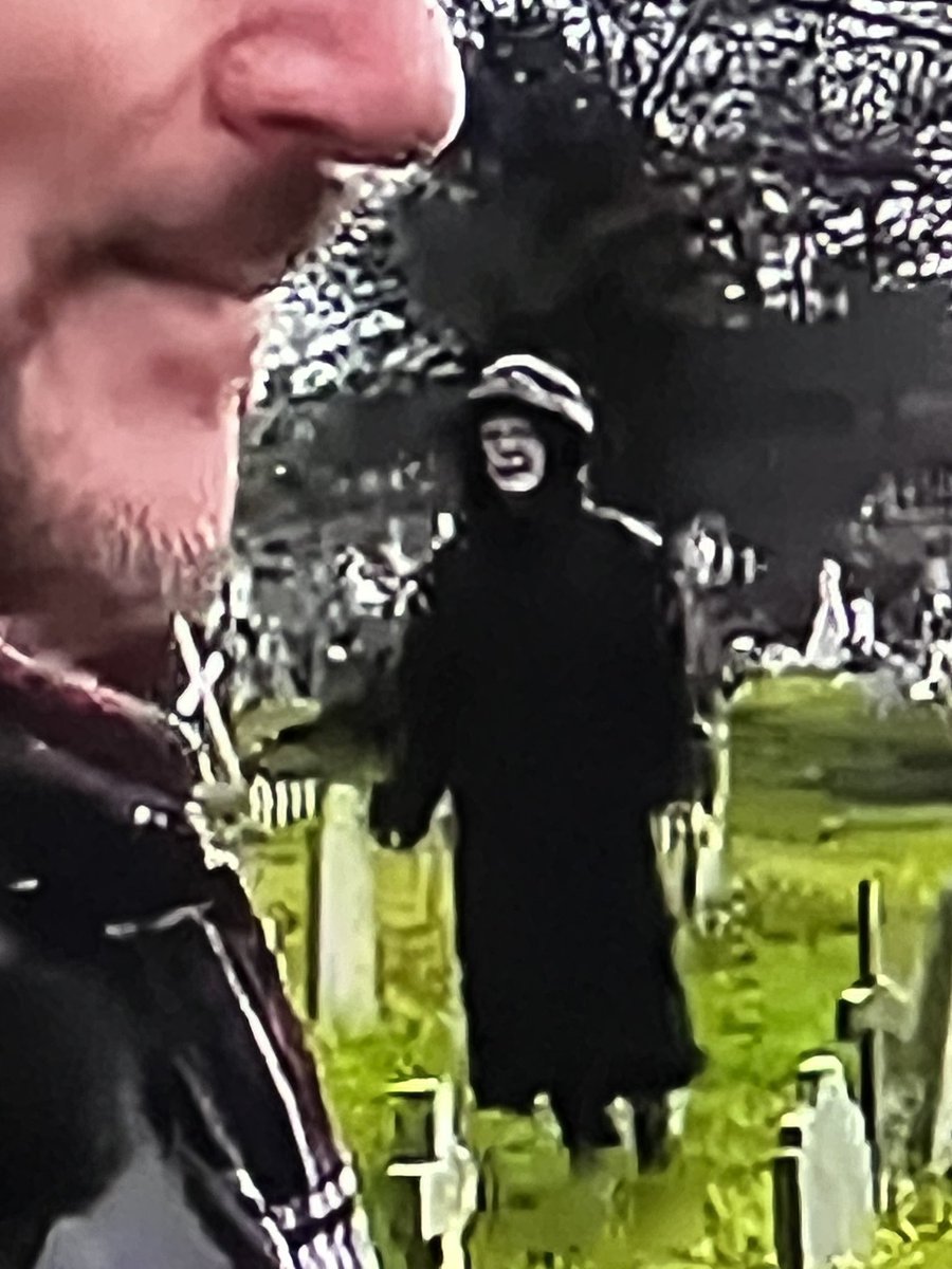 Does Grim Reaper appear in the cemetery? Pause and zoom in #unusualthings #grimreaper #famousgraves 

youtu.be/7AHtG65Ma7k?si…