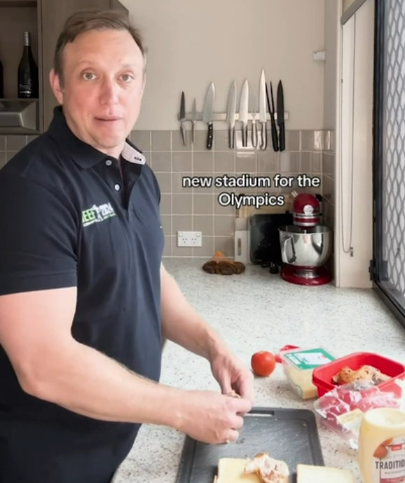 The giggly buffoon in charge of Queensland posts a video showing him making a chicken sandwich at home. Observe the row of weapons on display to fend off the teen gangs that invade homes willy-nilly across Queensland under his weak justice system. Steven Miles must go. #qldpol
