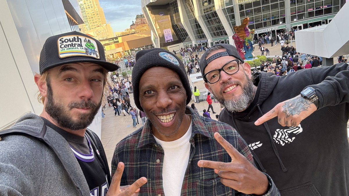 Mike Hampton (@mikehamptonart) on Twitter photo Things got crazy at last nights historic <a href="/SacramentoKings/">Sacramento Kings</a> game, with <a href="/SuliMcCullough/">Suli McCullough</a> aka #crazylegs #LightTheBeam Things got crazy at last nights historic <a href="/SacramentoKings/">Sacramento Kings</a> game, with <a href="/SuliMcCullough/">Suli McCullough</a> aka #crazylegs #LightTheBeam