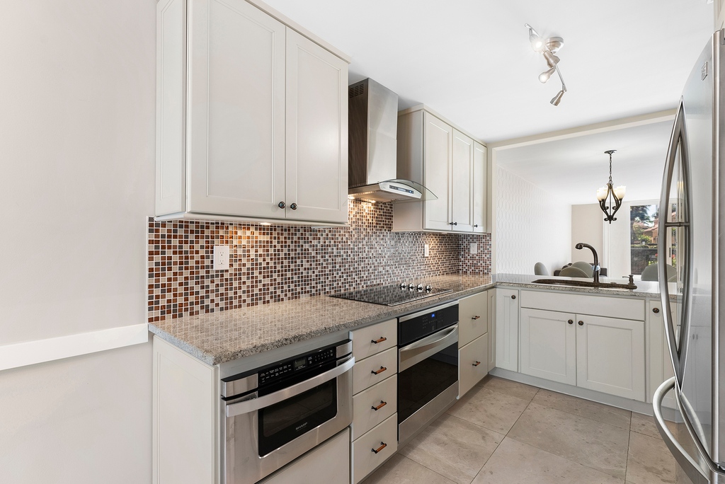 Waterfront townhome in the private gated waterfront community of Golden Pointe, just 78 townhomes. This updated waterfront residence has southern exposure ensuring a sun-filled interior year-round and offers 3BR/2.5BA. 

l8r.it/VFuN

📍3730 NE 209 Terrace Aventura