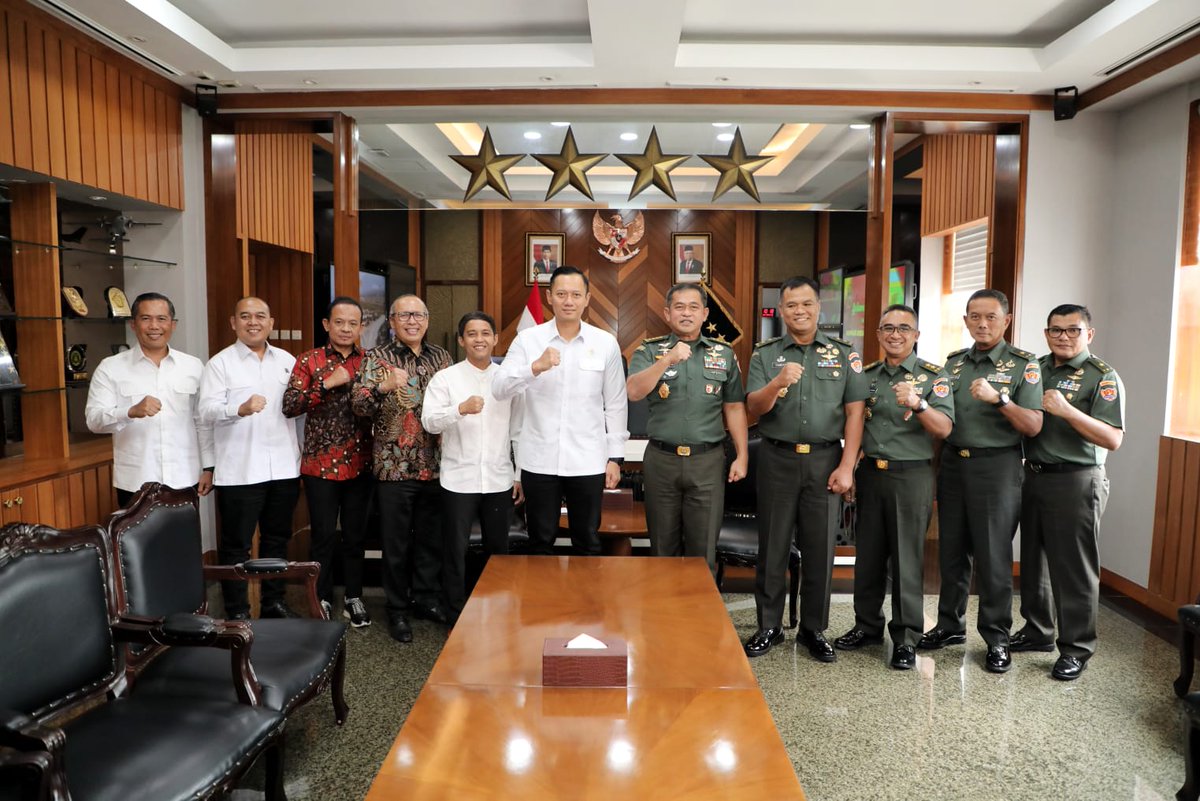 Kunjungan Pak Menteri ATR AHY ke Mabesad kemarin. Terima kasih atas perkenannya kepada Kepala Staf Angkatan Darat Bapak Jenderal TNI Maruli Simanjuntak beserta jajaran TNI AD. 

Kementerian ATR/BPN siap bersinergi dan berkolaborasi. 💪🏻🇮🇩