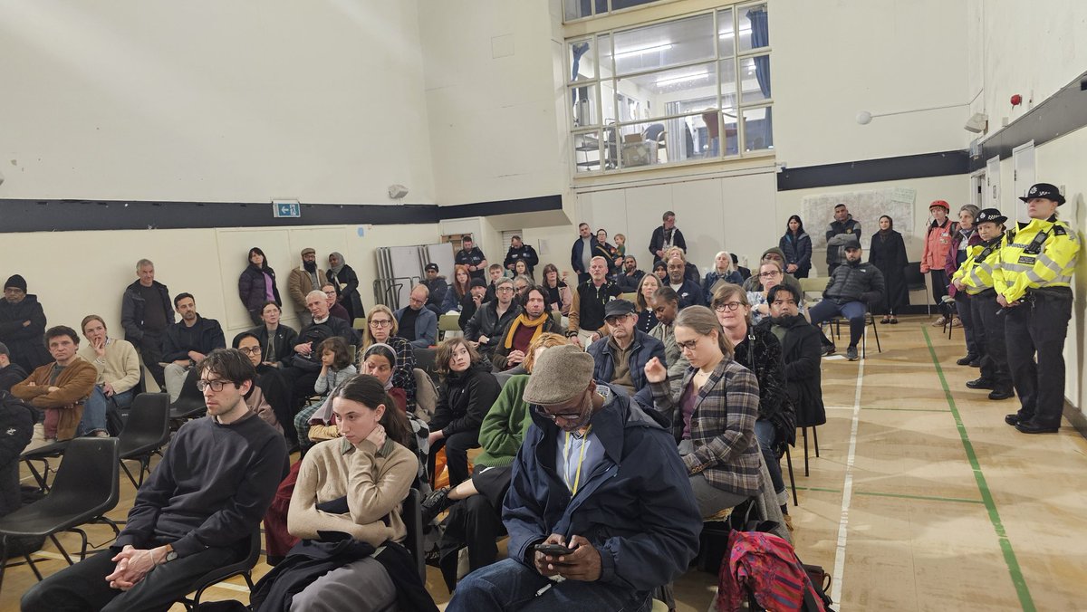 Thanks to @BoundaryTra for orgainising this public meeting after the recent crossbow incident around Arnold circus. I have asked Police to increase the patroling in particular officers in uniform and @TowerHamletsNow team to increase THEO patrols and look into icreasing CCTV…