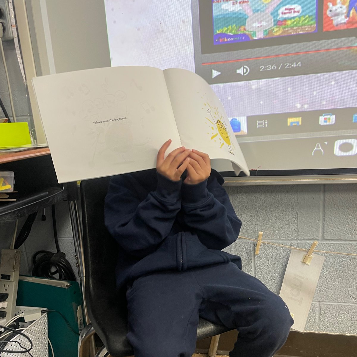 Today a student asked Mrs. Silva if he could be the teacher. He put on a song and changed the lesson plan to include a story! #littlereaders @HWCDSB @crisanten1 @DeanDiFrancesco