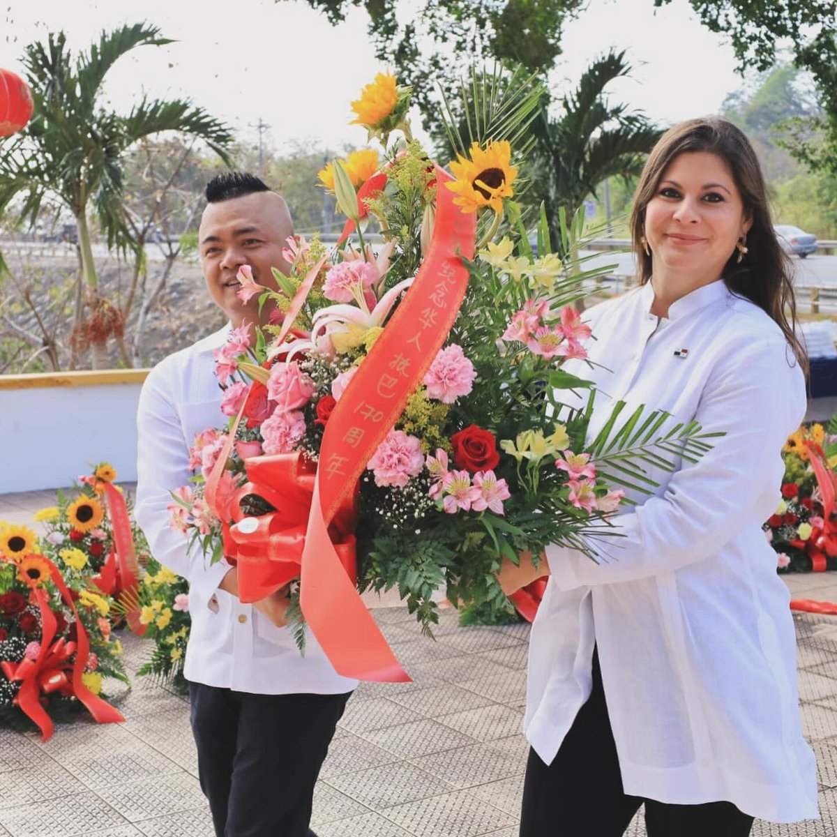 Con motivo de la celebración de Día de la Etnia China en Panamá, la embajadora de la República Popular China, Xu Xueyuan, realizó un ceremonia en el Mirador de Las Américas, donde participó la gobernadora, @carlagarciabo y el presidente de la Asociación China, Art. T Fung.