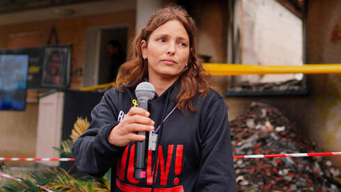 Amit Sousanna (a la izquierda en la foto junto a su hermana) es la primera rehén en hablar públicamente de su violación.

Esta es su historia. No es agradable, pero sí necesaria.