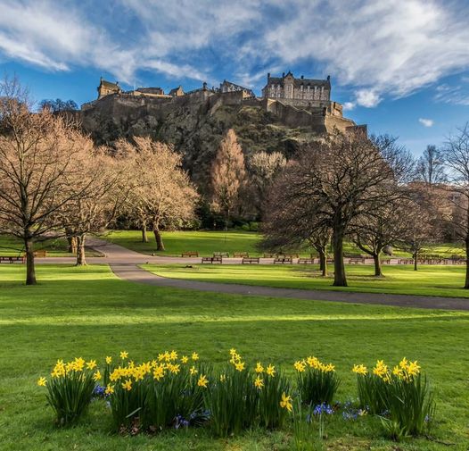 Signs of spring in #Edinburgh.
Great 📸: Alan Pottinger via #VisitScotland
#Scotland #EdinburghCastle #LoveScotland #ScottishBanner #ScotlandIsCalling #LoveEdinburgh #Alba #ScottishCastle #VisitEdinburgh