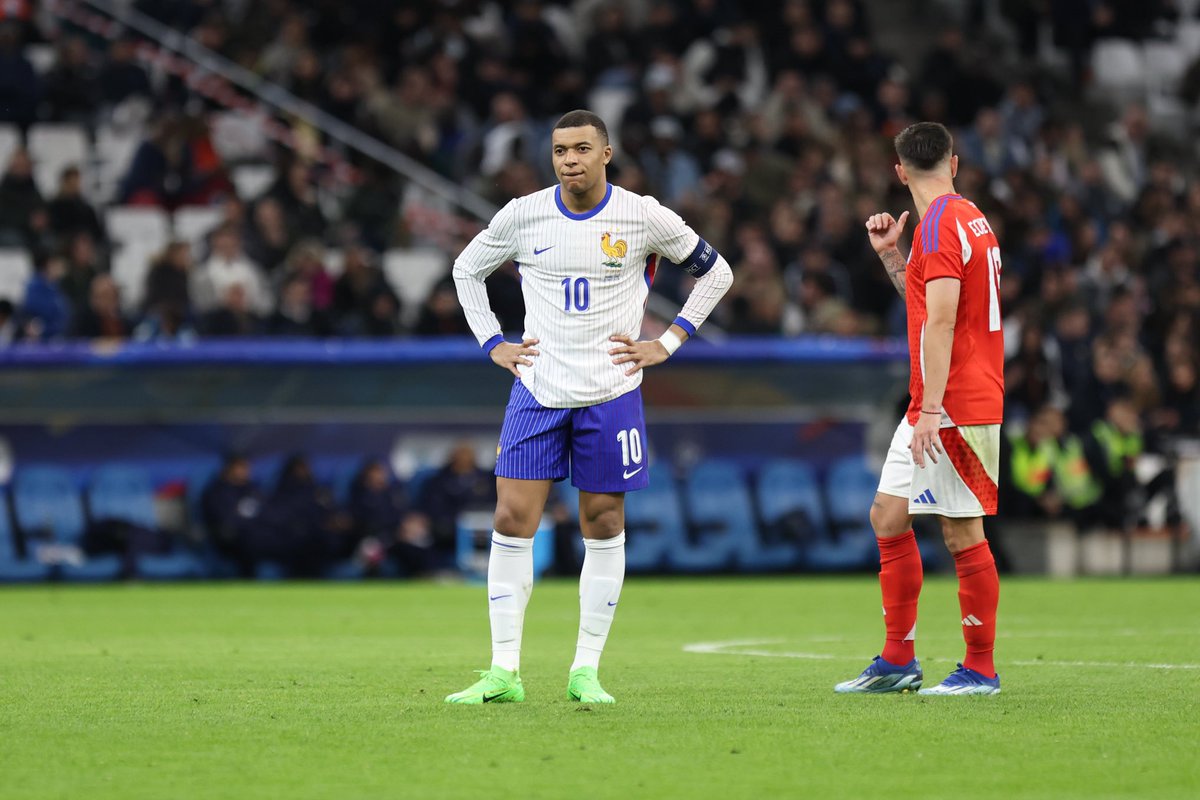 ActuFoot_'s tweet image. Kylian Mbappé n'a réussi aucun dribble sur 7 tentés ce soir. 🇫🇷😶