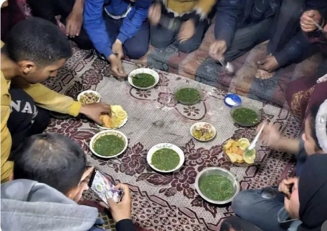 Gazze'de sahur...
Etraftan topladıkları otlardan yaptıkları çorba ve bir kaç parça limon...
Bu sahur fotoğrafı akıllara bir ayet getiriyor:
“Ne kadar az şükrediyorsunuz!”
• Mülk Suresi 23.Ayet