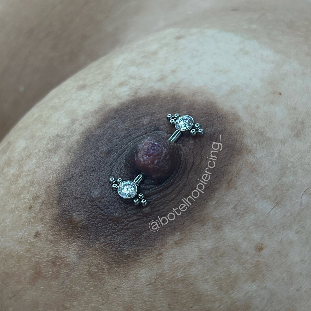 botelhopiercing's tweet photo. • Mamilo com joalheria em titânio decorada com zircônia e micro esferas •
📍Nova Iguaçu / Pavuna - Rj
#mamilo #mamilos #piercingmamilo #piercingnomamilo #piercingrj #piercingseguro #piercinganchieta #piercingstudio #sexypiercings #niplepiercing #niples #piercingdecorado https://t.co/gYyb1Rvc1L