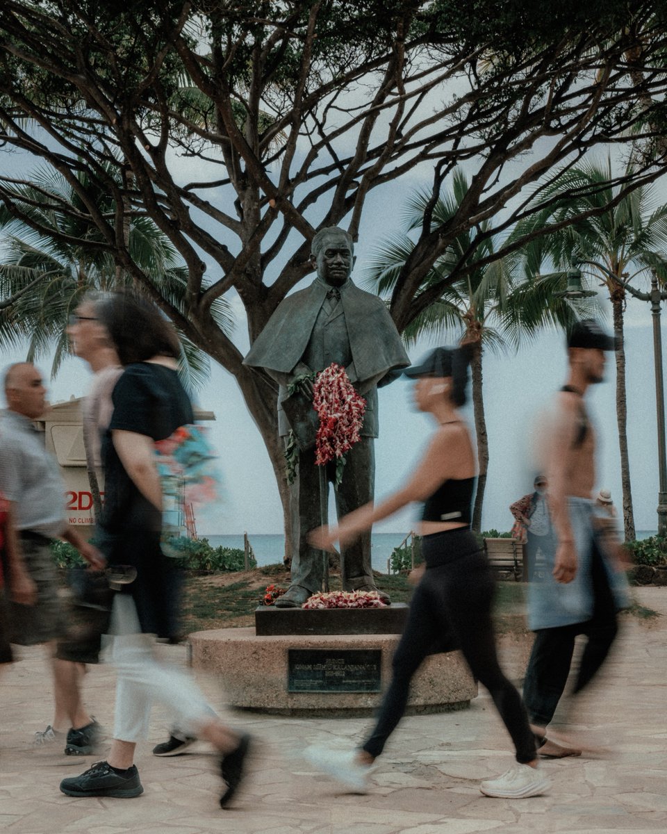 Celebrating Prince Kuhio Day🌺 ✨ On the shoreline of bustling Waikiki stands the memory of Prince Jonah Kuhio Kalaniana'ole. Today we take a moment to stop and honor his dedication to advocating for Hawaiian rights and culture 💙 (photos by @yoshitanaka1 )