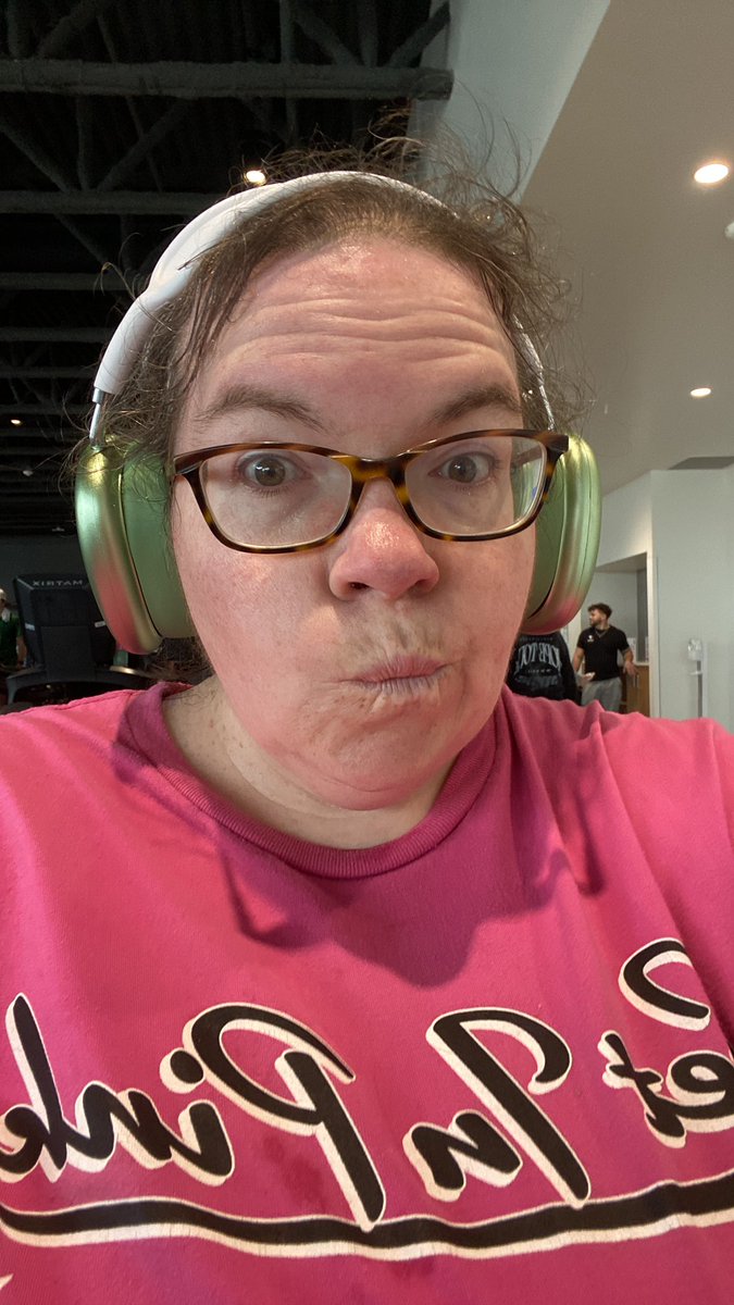bingenerd4812's tweet image. Better work bitch! And bitch I am working lol finally after 2 weeks I am back in the gym. Don’t mind the messy hair lol #WorkIt #Fitness #WorkingOut #WorkBitch #GymTime