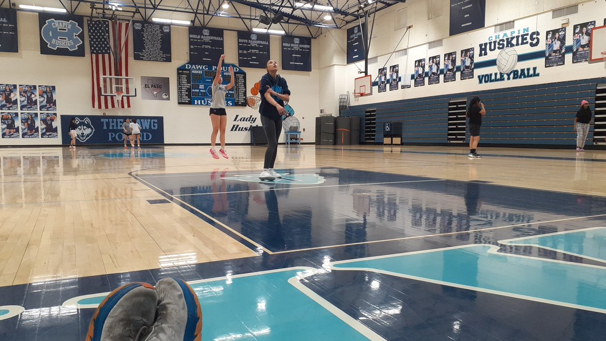 Daily makes on one rim, individual skill on another, and 1v1 competition work on a third. Great day to be a @CHSLadyHuskies coach. #ACC #OneMore