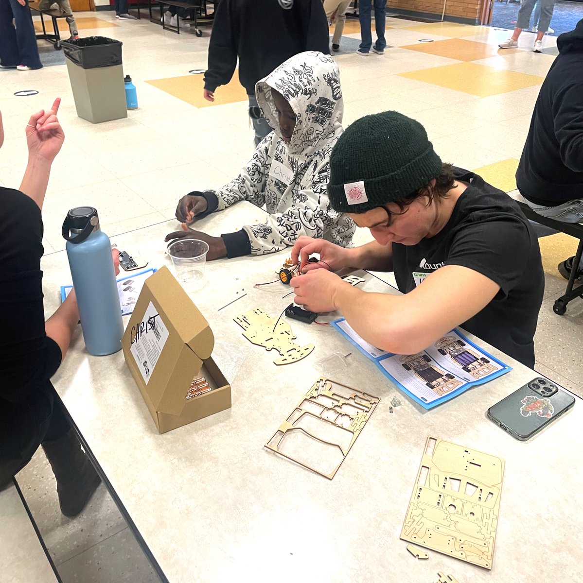 🏎️ Kount recently volunteered at Taft Elementary, building and assembling F1 cars with grade 4 students. The activity promoted STEM education, including the introduction of engineering concepts and problem-solving skills. 

 #CommunityFirst #STEMEducation #Volunteering
