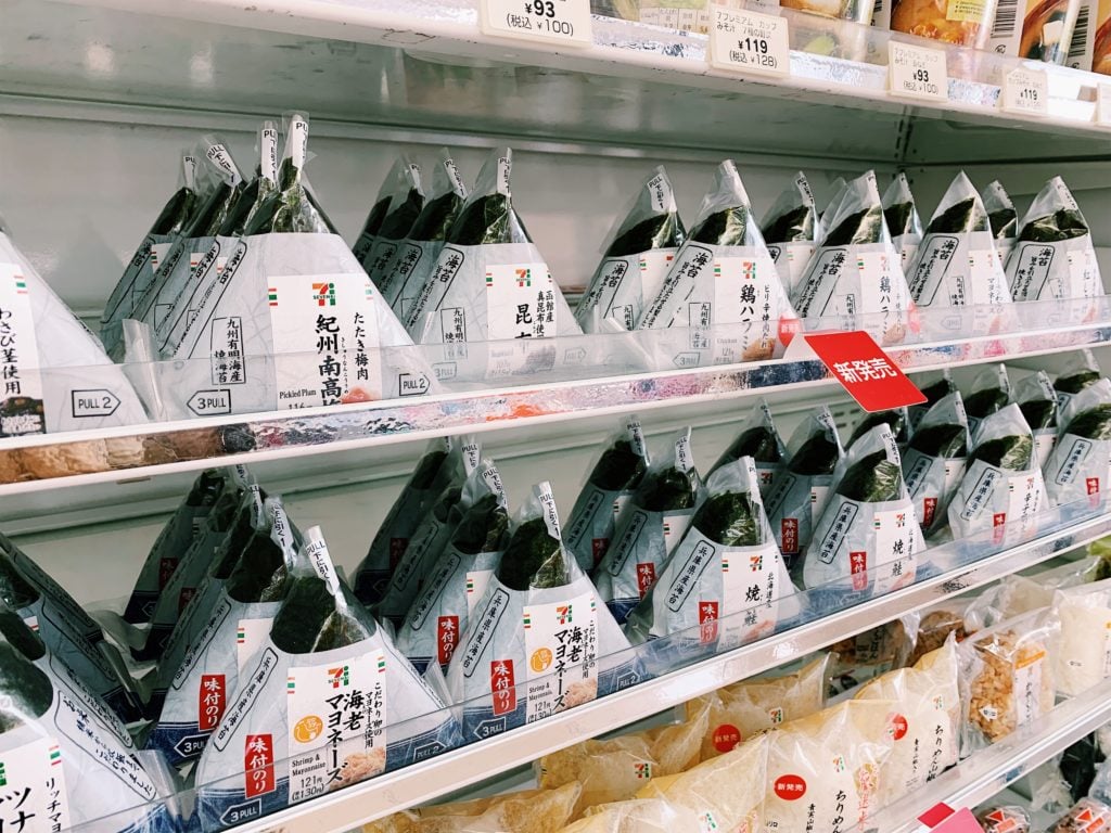 Mengenai onigiri 7E iaitu nasi kepal Jepun, ada isu di sini yang mungkin sedikit keliru. Asalnya makanan atau minuman beralkohol sememangnya tidak selamat untuk orang Muslim. Isi kandungan onigiri mempunyai tulisan sake (酒) bermaksud alkohol. Cuma... bebenang/-