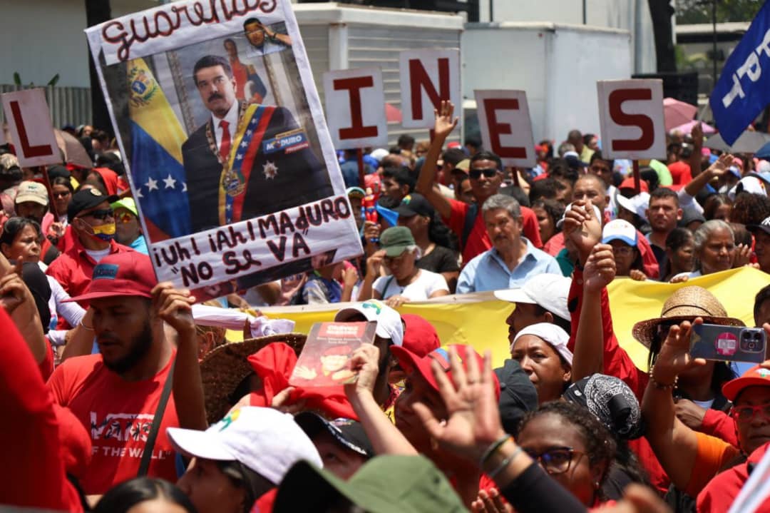 ¡La esperanza está en la calle! 💪🏻

Hoy en unidad patriótica, acudimos a la inscripción ante el CNE de nuestro candidato a la presidencia <a href="/NicolasMaduro/">Nicolás Maduro</a>

Somos y seremos garantes de que la paz reine en nuestro pueblo. ✊🏻

Seguimos Venciendo 🤜🏻🤛🏻

#ForjandoElCaminoDeBolívar