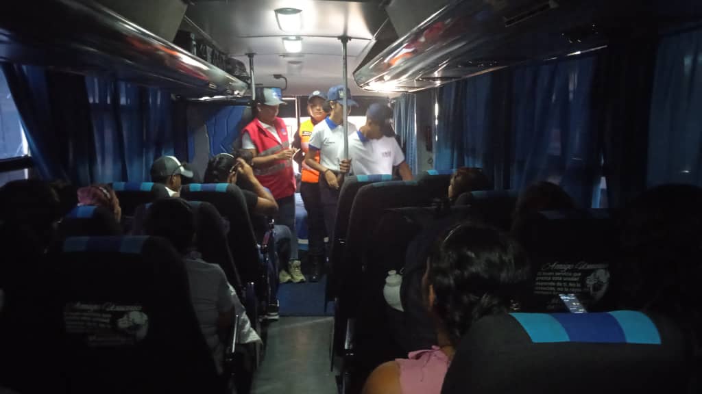 InttTerminalInd's tweet photo. #26Mar| 🚍 Funcionarios del #INTT dan continuidad al Operativo #SemanaSantaSegura2024, en conjunto con: @SUNADYaracuy, @PNBVzla #MPPCN, @sundde_ve, #BANMUJER, #CEFOUNES y #BOMBEROS. Se abordan unidades de transporte público, para inspección y verificación de las mismas. https://t.co/WHdqwnECyT