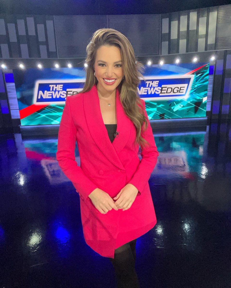 Every weekday at 5 & 10 I’m right here! #newsanchor #news #ootd @KarenMillen