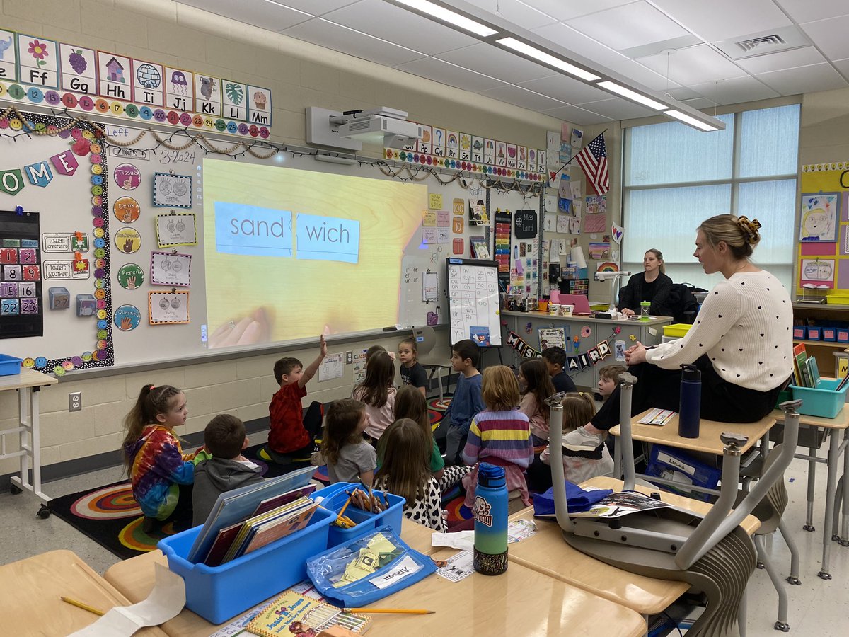 First graders @LehighElemNASD are becoming experts at figuring out how to sound out new words! 🎉 #kkidsthrive #kkidpride