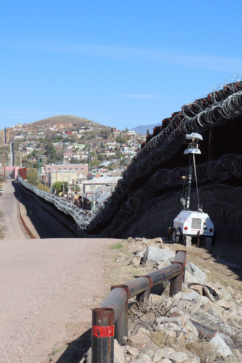 Five years ago today I visited the U.S.-Mexico border. It was such a rewarding experience to hear the stories of asylum seekers looking for a better life here in the U.S. Here are a few of my photos from my trip to Nogales ⬇️