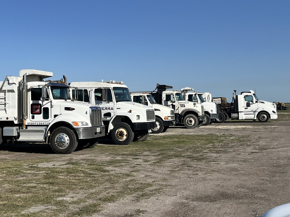 TeamGumball5's tweet photo. Big Iron makes me horny. These Hogs just rolled in for the day down on the Coast. You guys think I should put the Gumball G on my LX, i actually think it would look pretty good. 😂 #ConstructionGuy #ConstructionPorm #SewerRats #Infrastructure #WeLayPipe https://t.co/OTVRoaWwSl