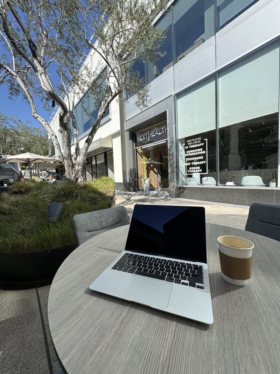 The Sunset (8560 Sunset Blvd.) is an underrated work spot. • Sweetgreen + SunLife Organics + Earthbar • Lots of tables, chairs, plants, and sunlight