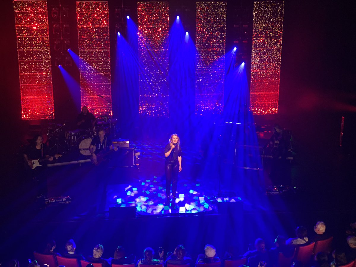 Esmee73's tweet photo. Wat een mooie lichtshow vanavond in Zoetermeer. Daar zie je toch echt minder van vanaf rij 1 vooraan. En nu zing je nooit echt vals hoor haha, maar mijn hemel, dit concert was van a tot Z loepzuiver. Prachtig was het lieve @IlseDeLange https://t.co/AaS2jj1Cwk