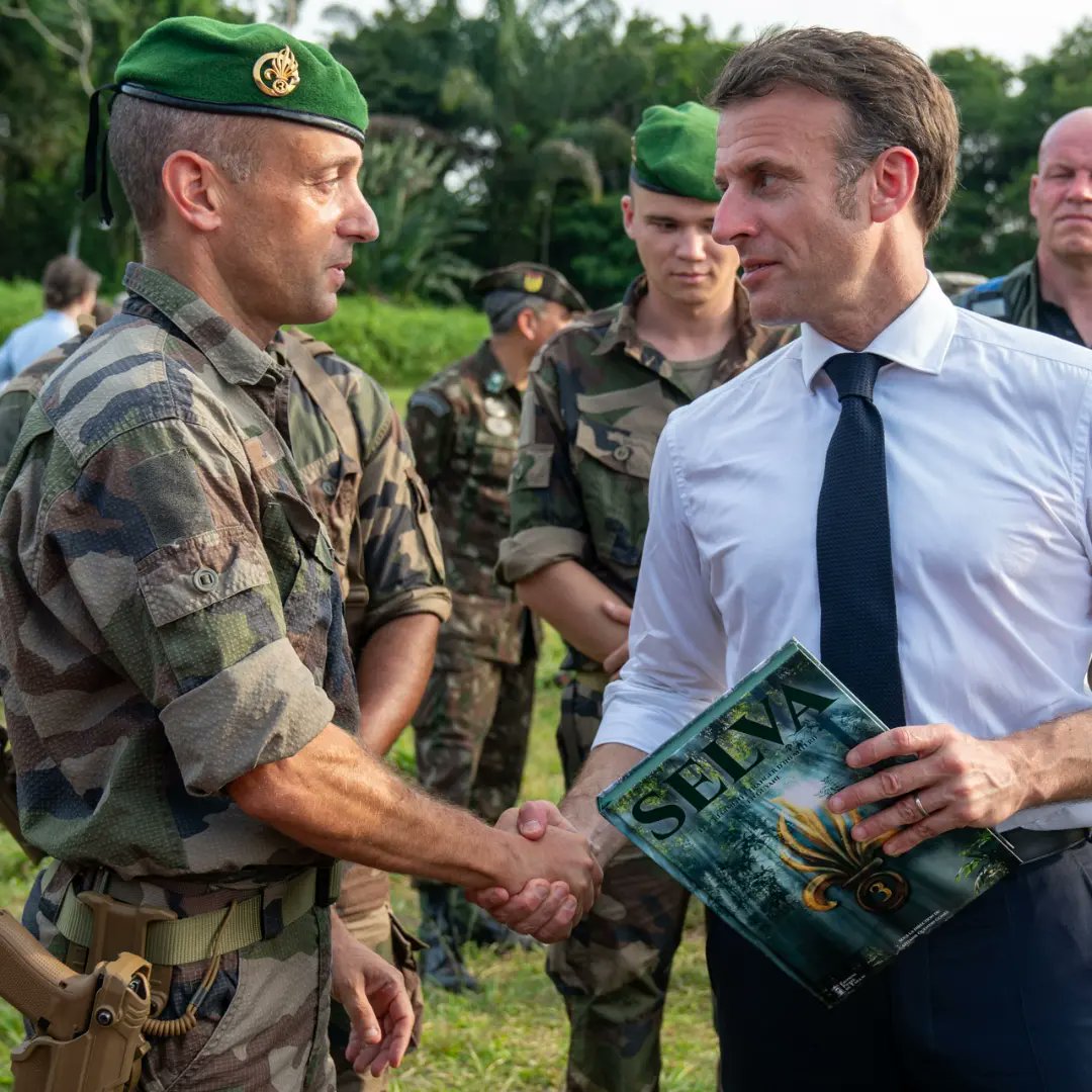 En visite en Guyane, le président de la République, Monsieur Emmanuel Macron, a rendu visite aux légionnaires du #3REI sur la base opérationnelle avancée de Camopi.